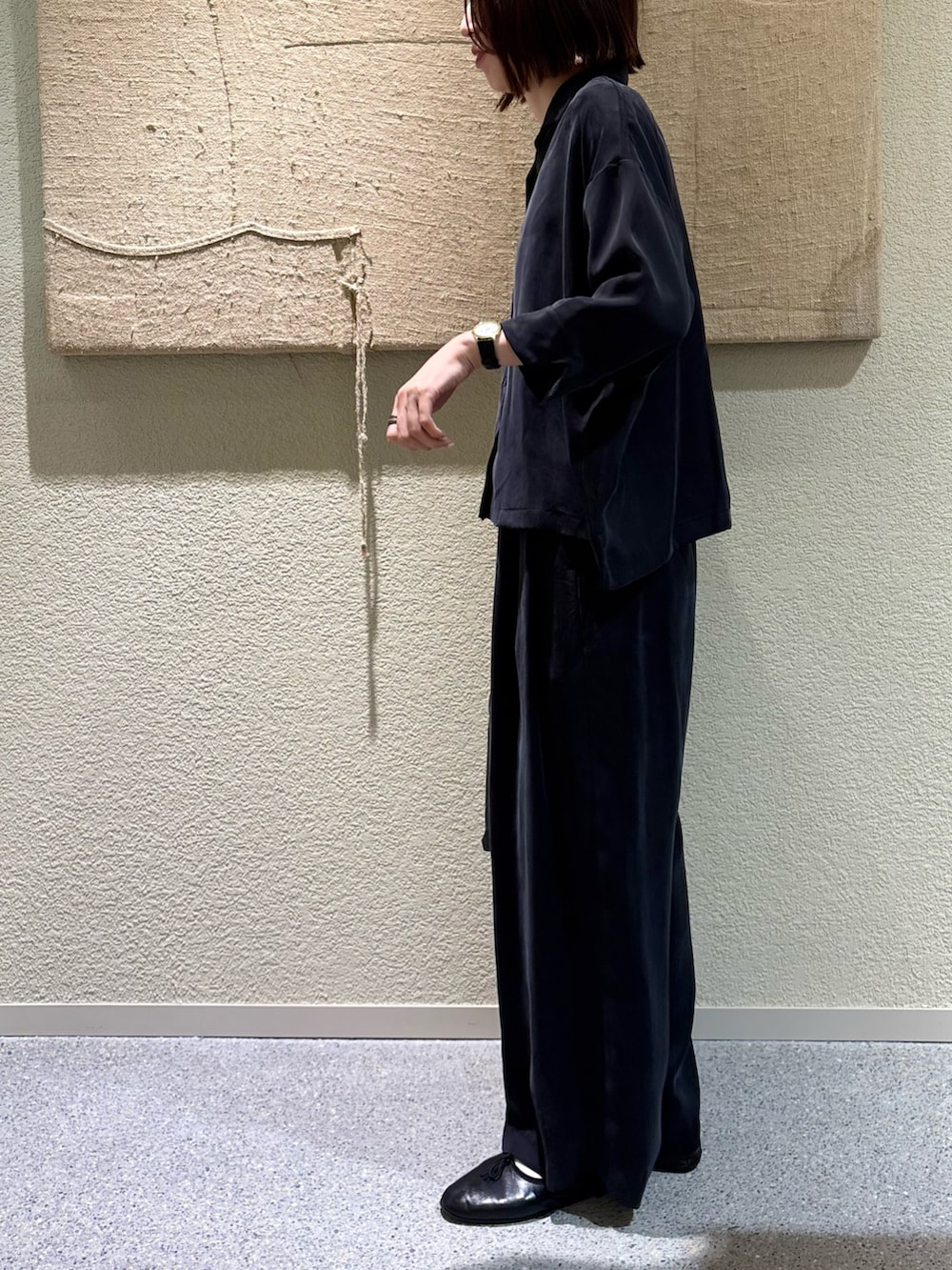 ブラック系のシャツ/ブラウス、ブラック系のその他パンツを着用したレディースの春コーディネートの4枚目の写真