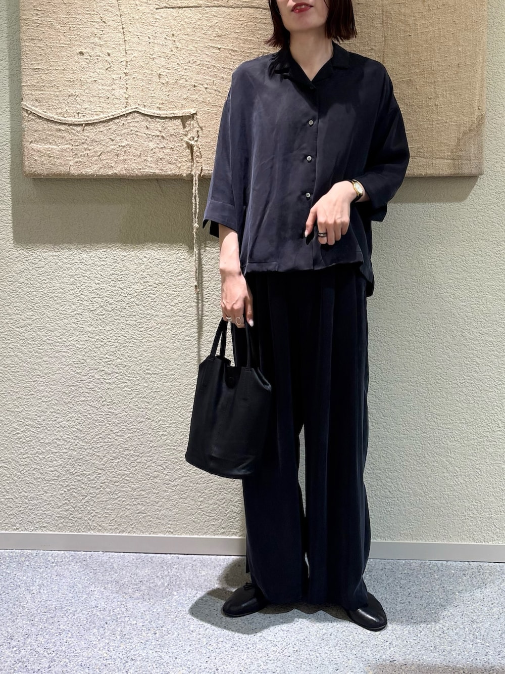 ブラック系のシャツ/ブラウス、ブラック系のその他パンツを着用したレディースの春コーディネートの3枚目の写真
