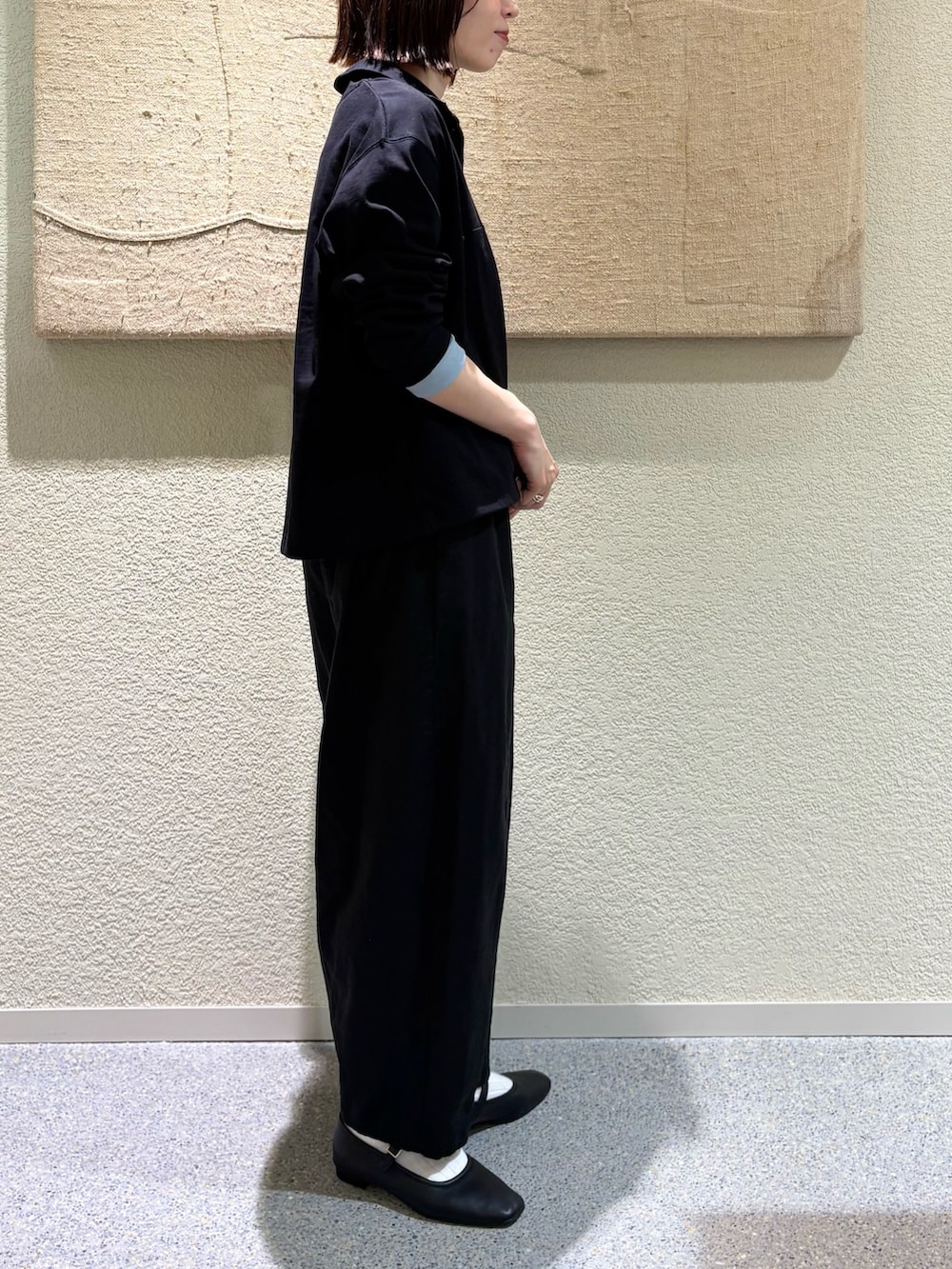 ブルー系のTシャツ/カットソー、ブラック系のTシャツ/カットソー、ブラック系のその他パンツを着用したレディースの春コーディネートの5枚目の写真