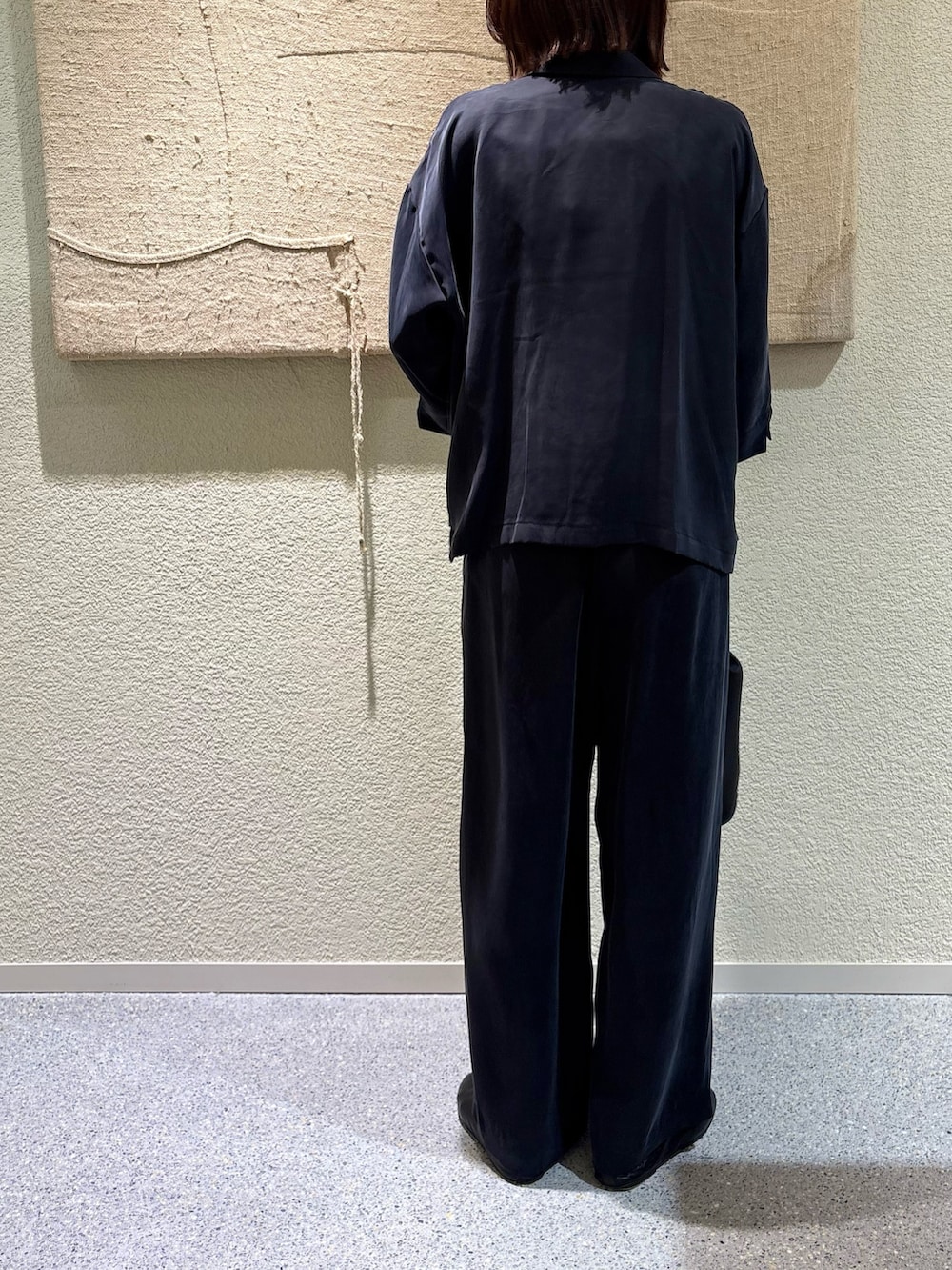 ブラック系のシャツ/ブラウス、ブラック系のその他パンツを着用したレディースの春コーディネートの5枚目の写真