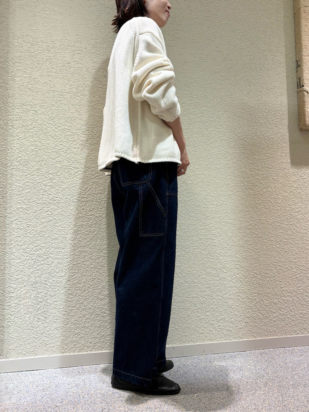 ホワイト系のカーディガン/ボレロ、ブルー系のその他パンツを着用したレディースの冬コーディネートの6枚目の写真