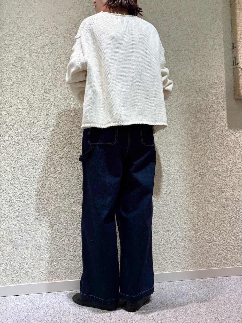 ホワイト系のカーディガン/ボレロ、ブルー系のその他パンツを着用したレディースの冬コーディネートの7枚目の写真