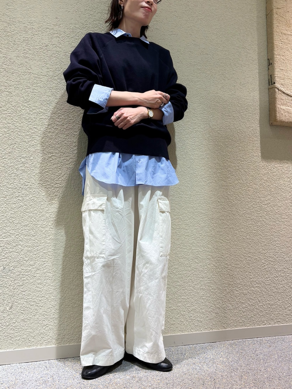 ブルー系のニット/セーター、ブルー系のシャツ/ブラウス、ホワイト系のその他パンツを着用したレディースの冬コーディネートの5枚目の写真