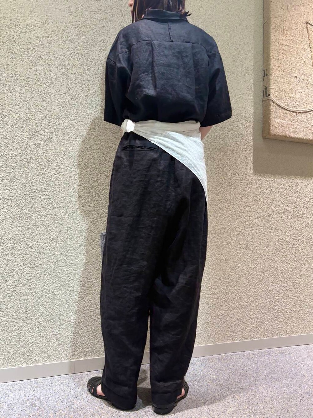 ブラック系のサロペット/オーバーオール、ホワイト系のバンダナ/スカーフを着用したレディースの夏コーディネートの4枚目の写真