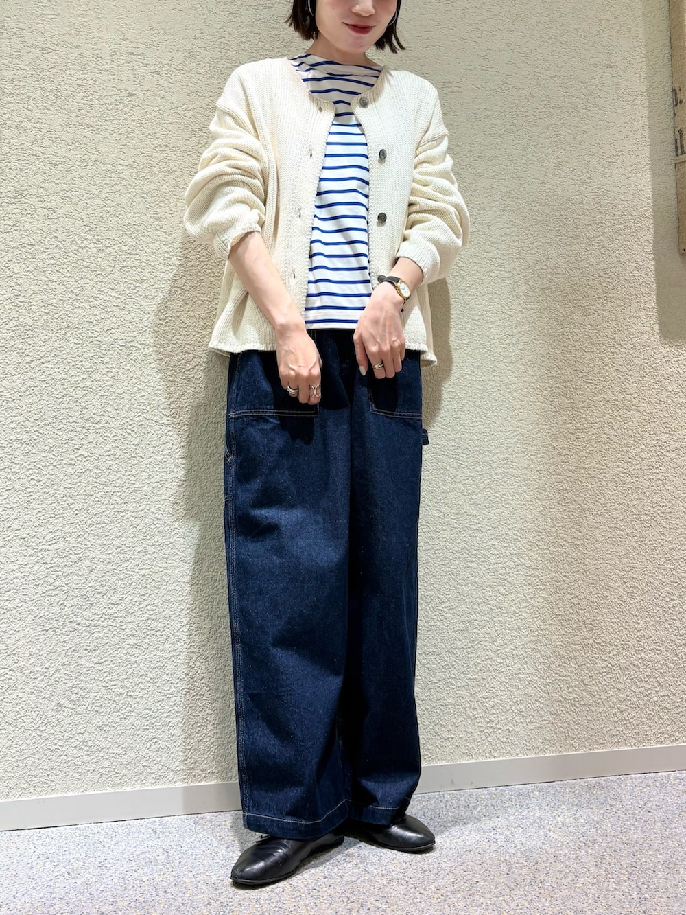 ホワイト系のカーディガン/ボレロ、ブルー系のその他パンツを着用したレディースの冬コーディネートの3枚目の写真