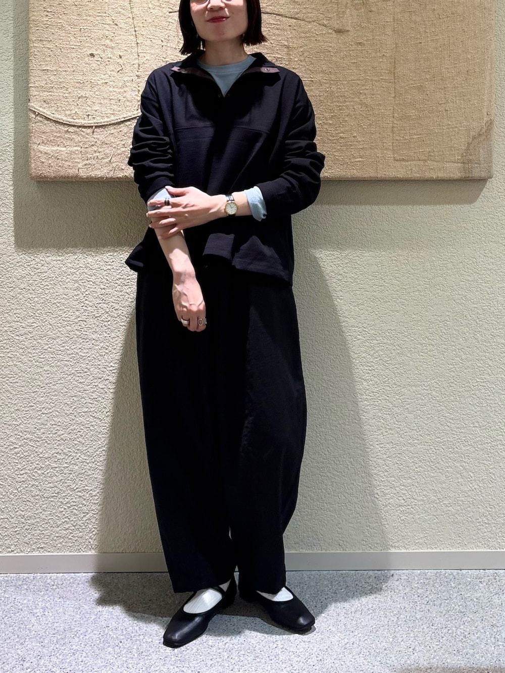 ブルー系のTシャツ/カットソー、ブラック系のTシャツ/カットソー、ブラック系のその他パンツを着用したレディースの春コーディネートの2枚目の写真