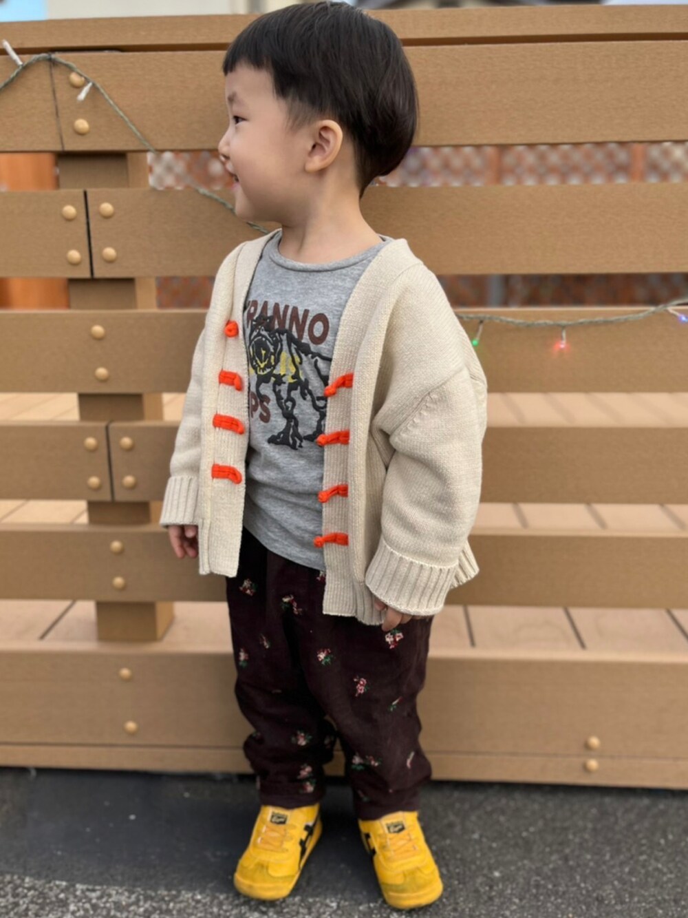 ホワイト系のニット/セーター、グレー系のTシャツ/カットソー、ブラウン系のその他パンツを着用したキッズの冬コーディネートの2枚目の写真