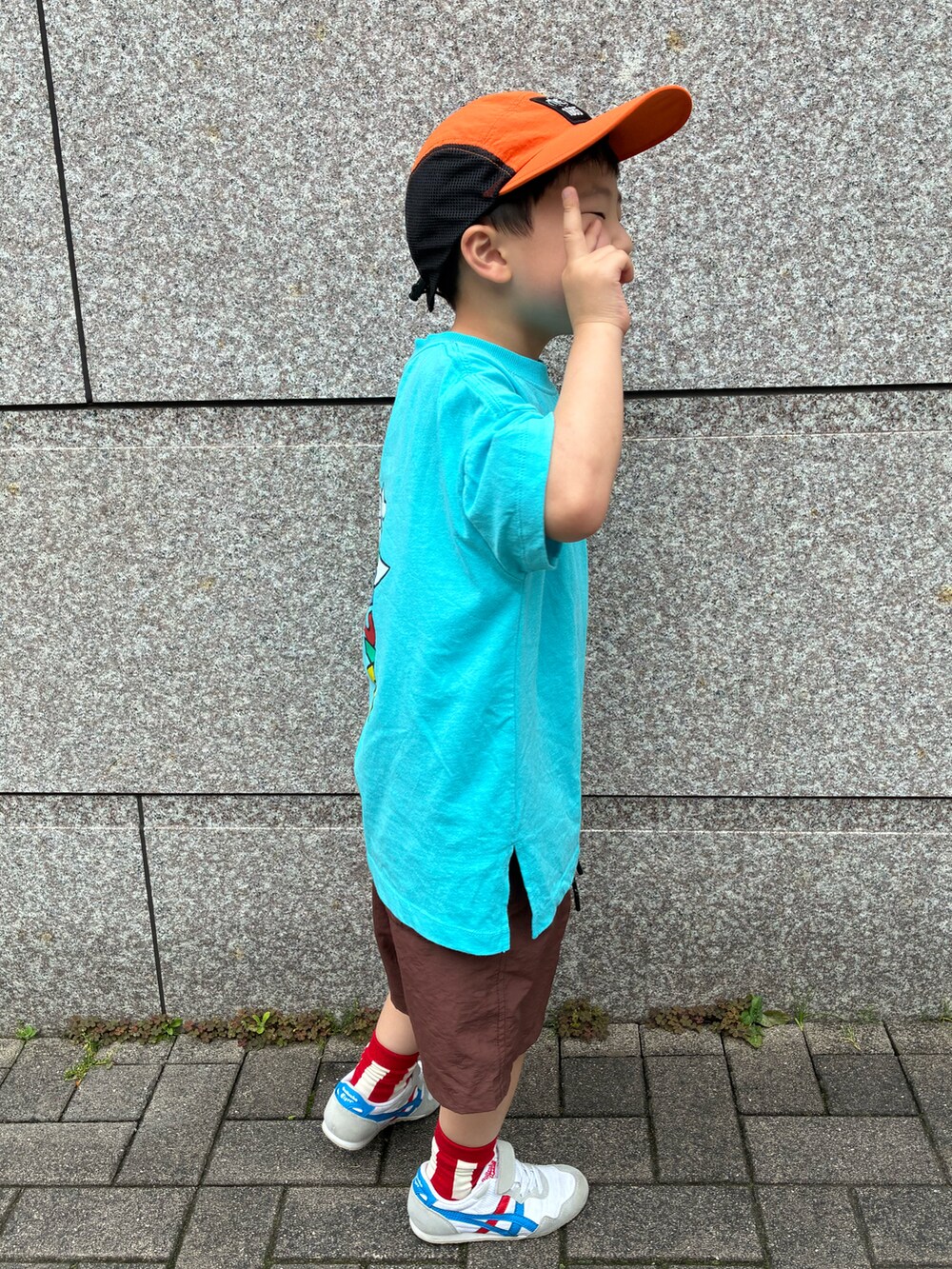 ブルー系のTシャツ/カットソー、ブラウン系のその他パンツ、オレンジ系のキャップを着用したキッズの春コーディネートの4枚目の写真