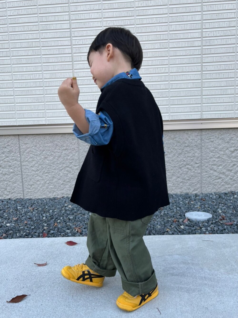 ブラック系のベスト、ブルー系のシャツ/ブラウス、グリーン系のその他パンツを着用したキッズの秋コーディネートの3枚目の写真