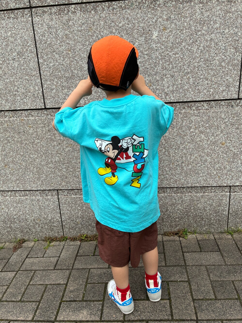 ブルー系のTシャツ/カットソー、ブラウン系のその他パンツ、オレンジ系のキャップを着用したキッズの春コーディネートの2枚目の写真