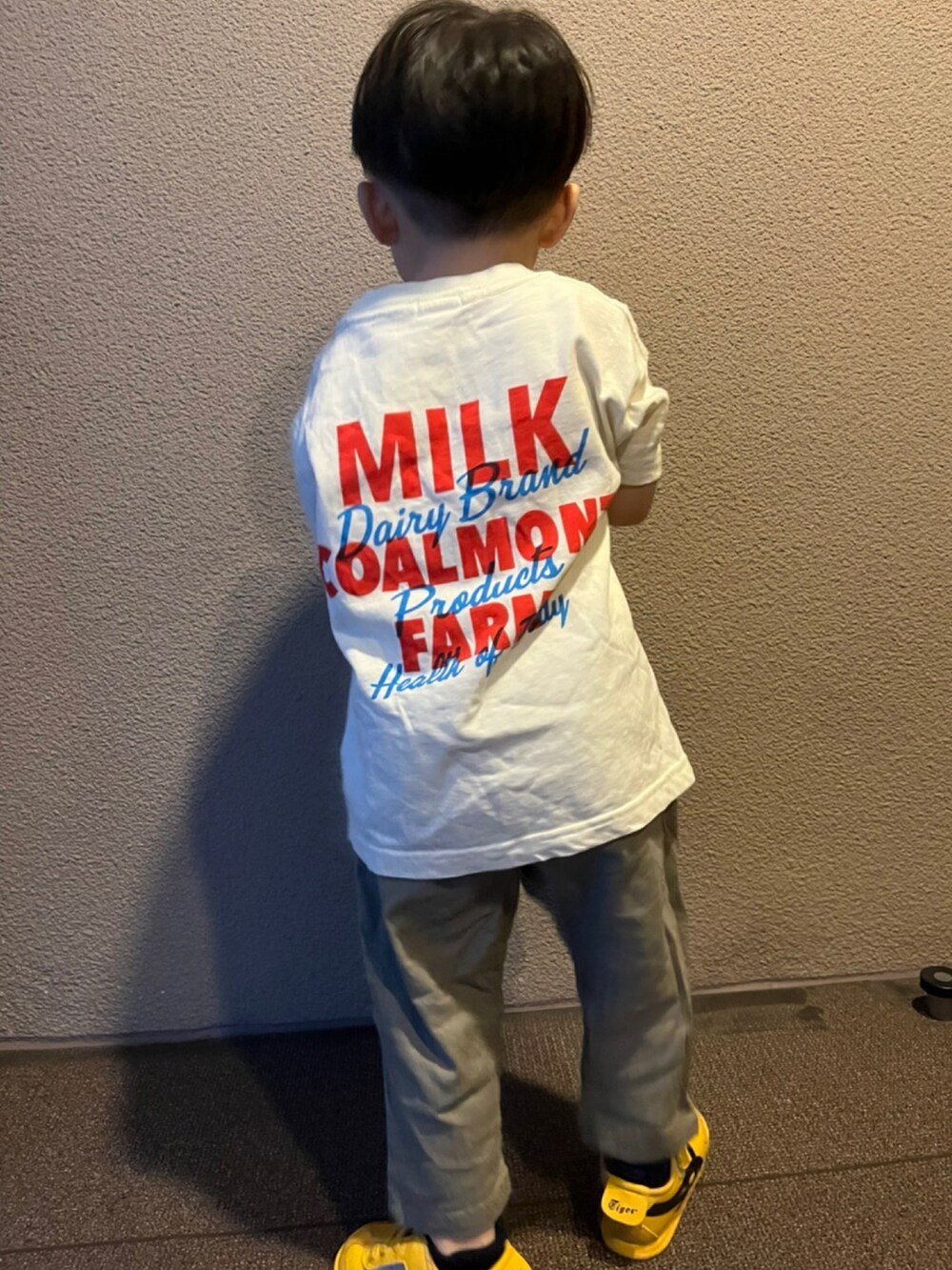 ホワイト系のTシャツ/カットソー、グリーン系のその他パンツ、イエロー系のスニーカーを着用したキッズの秋コーディネートの2枚目の写真