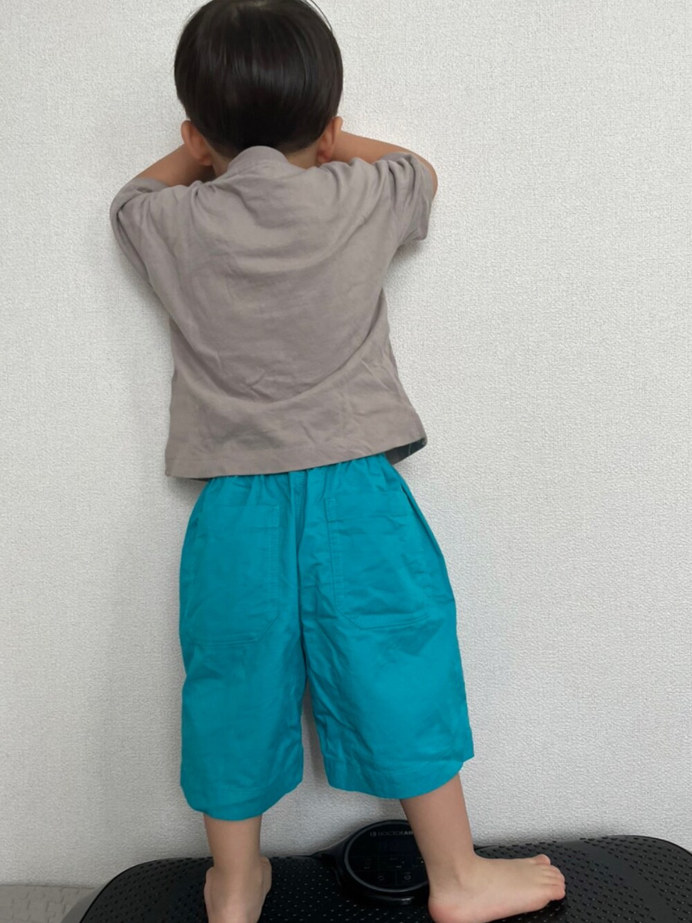 グレー系のTシャツ/カットソー、ブルー系のパンツを着用したキッズの夏コーディネートの2枚目の写真