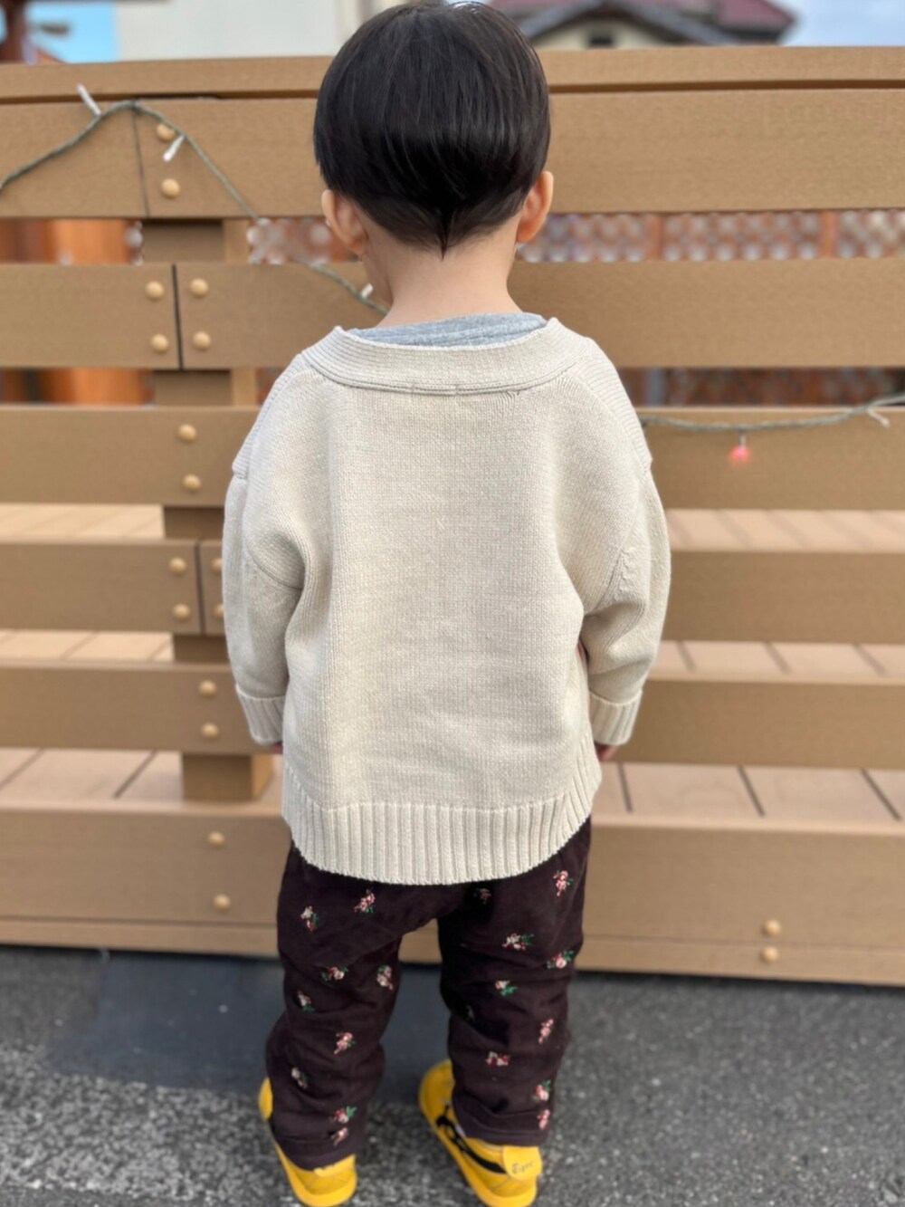 ホワイト系のニット/セーター、グレー系のTシャツ/カットソー、ブラウン系のその他パンツを着用したキッズの冬コーディネートの3枚目の写真