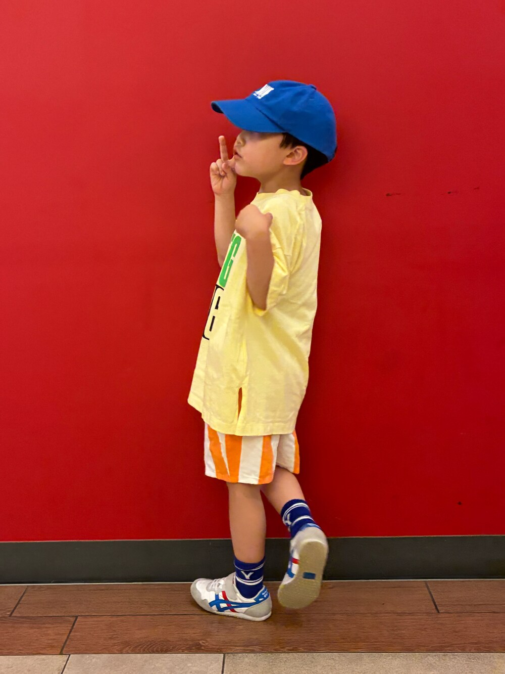 イエロー系のTシャツ/カットソーを着用したキッズの夏コーディネートの2枚目の写真