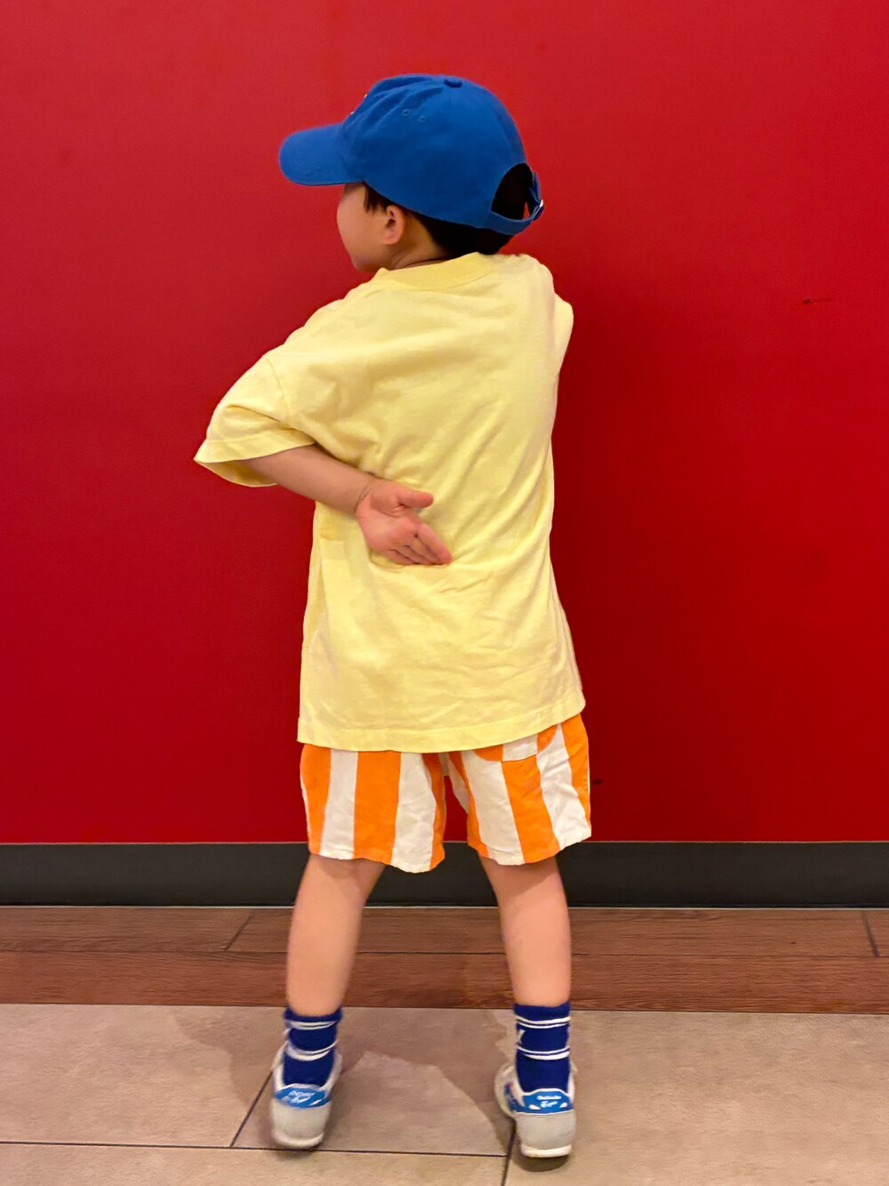 イエロー系のTシャツ/カットソーを着用したキッズの夏コーディネートの3枚目の写真