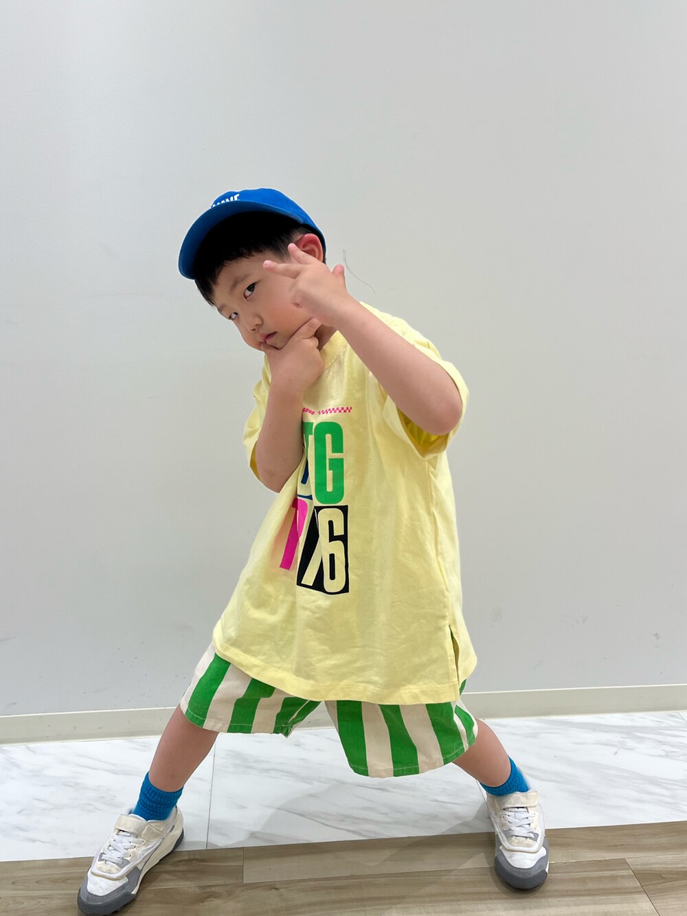 イエロー系のTシャツ/カットソー、グリーン系のその他パンツ、ブルー系のキャップを着用したキッズの春コーディネートの3枚目の写真