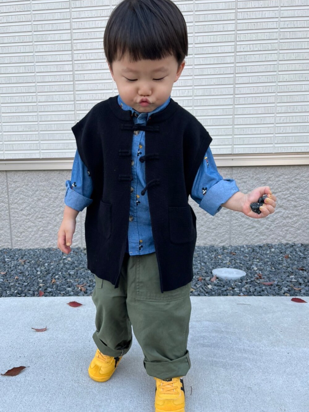 ブラック系のベスト、ブルー系のシャツ/ブラウス、グリーン系のその他パンツを着用したキッズの秋コーディネートの2枚目の写真