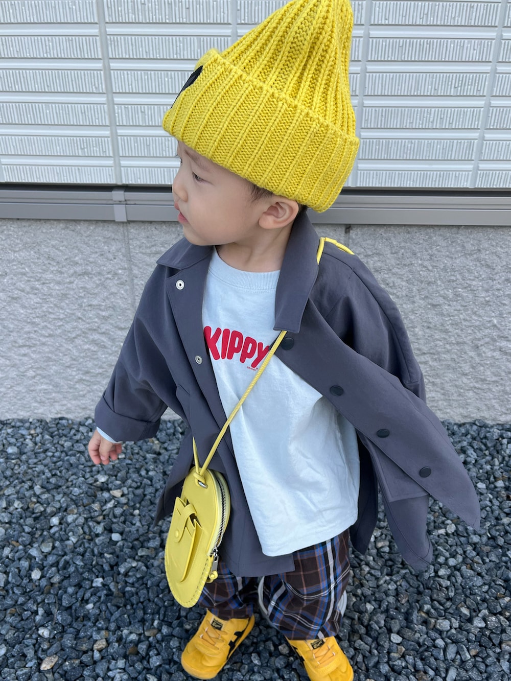 グレー系のその他アウター、ブルー系のTシャツ/カットソー、ブラウン系のパンツを着用したキッズの秋コーディネートの2枚目の写真