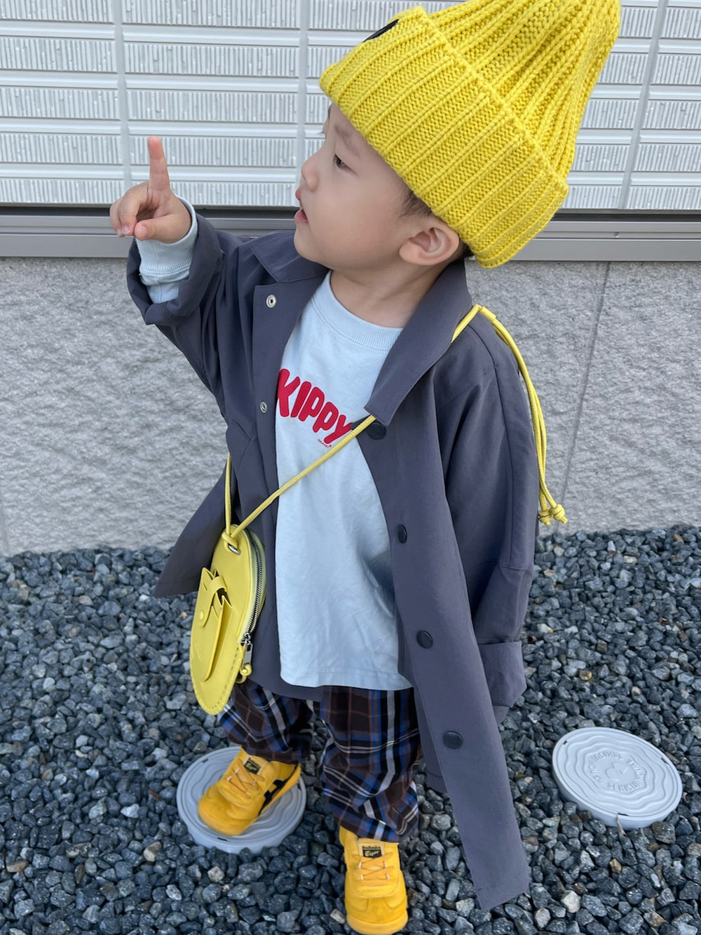 グレー系のその他アウター、ブルー系のTシャツ/カットソー、ブラウン系のパンツを着用したキッズの秋コーディネートの3枚目の写真