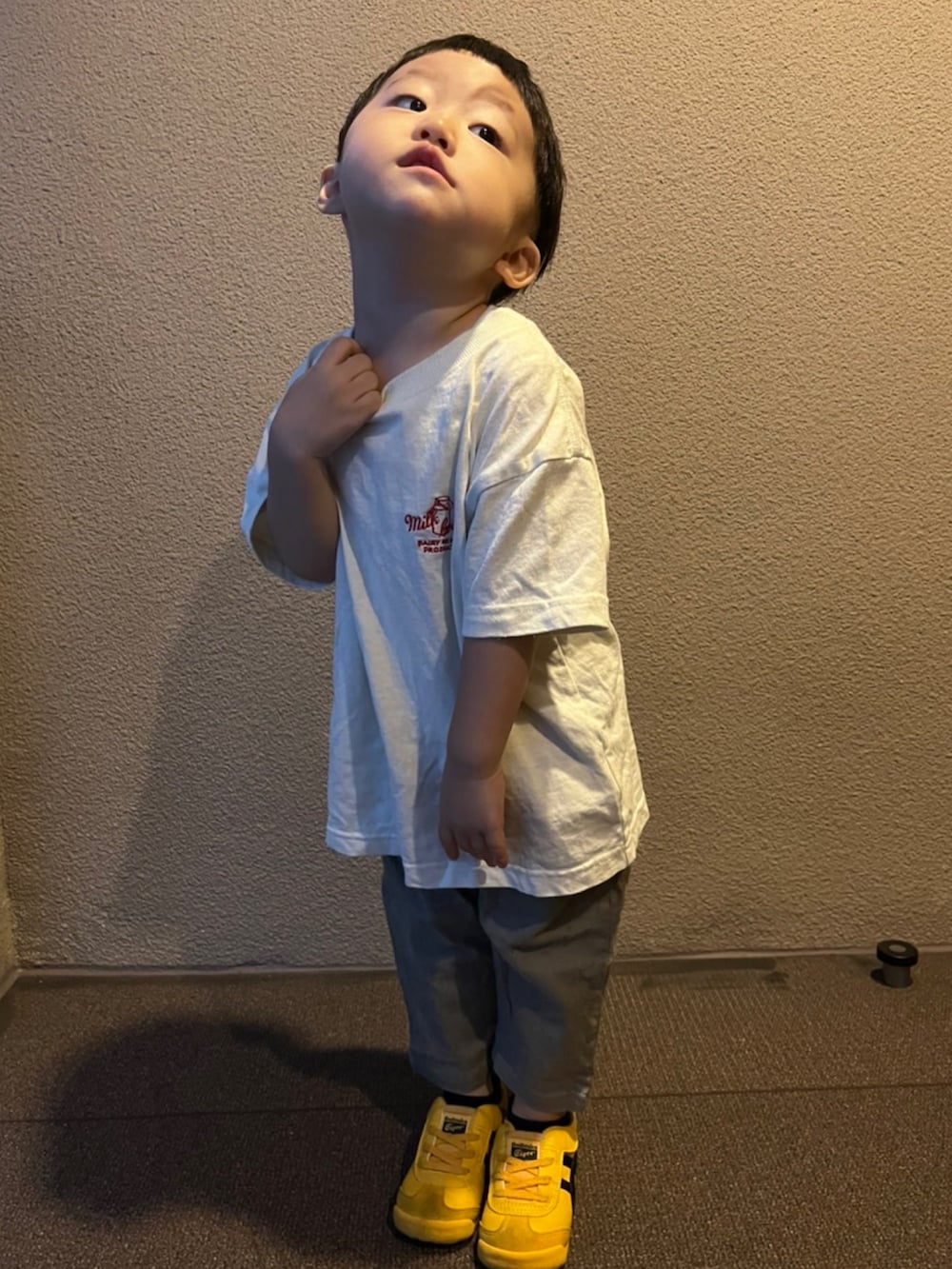 ホワイト系のTシャツ/カットソー、グリーン系のその他パンツ、イエロー系のスニーカーを着用したキッズの秋コーディネートの3枚目の写真