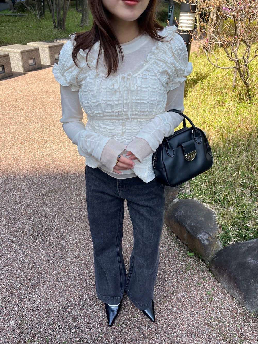 ホワイト系のTシャツ/カットソー、ホワイト系のTシャツ/カットソー、ブラック系のデニムパンツを着用したレディースの春コーディネートの3枚目の写真