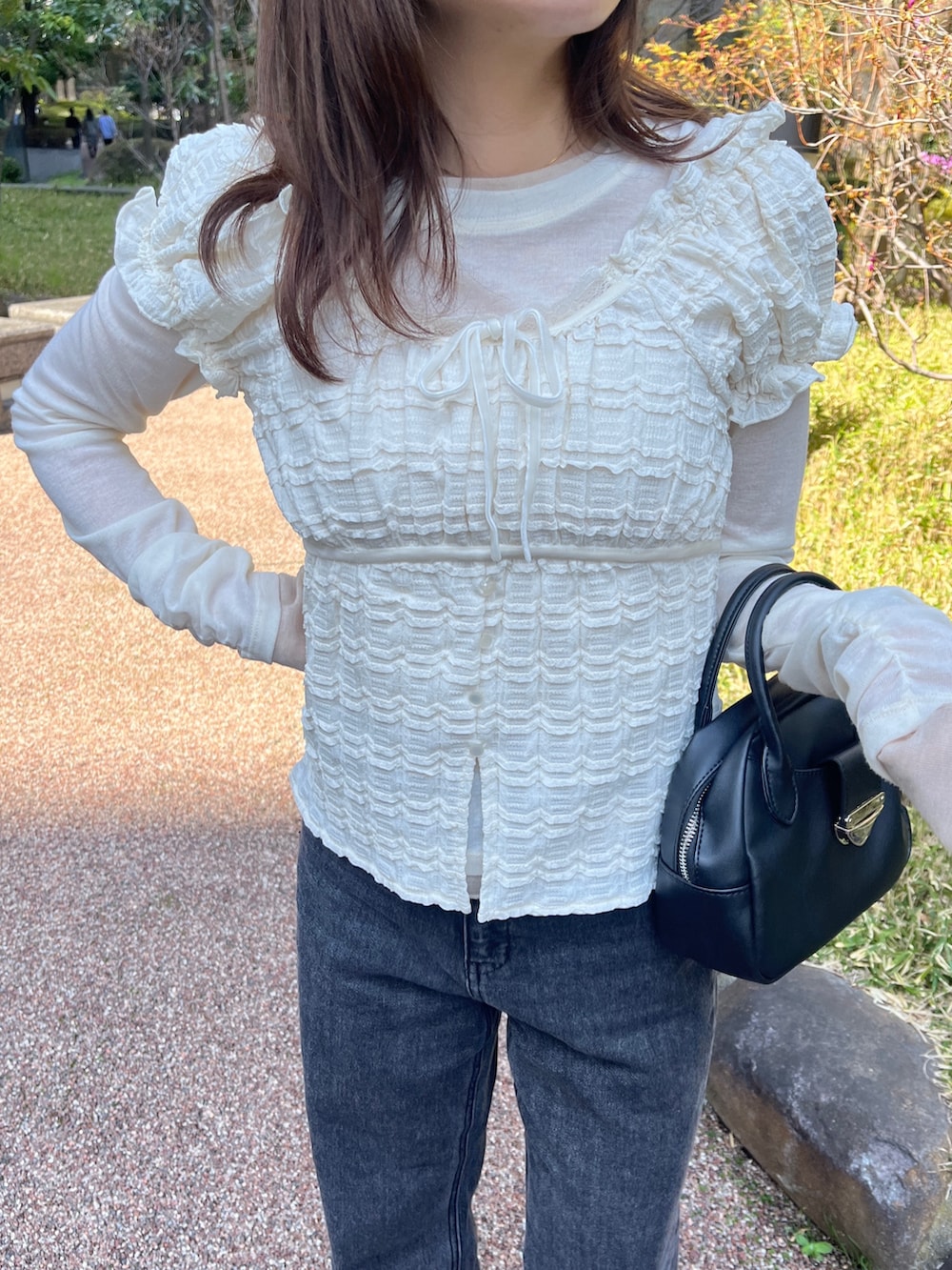 ホワイト系のTシャツ/カットソー、ホワイト系のTシャツ/カットソー、ブラック系のデニムパンツを着用したレディースの春コーディネートの4枚目の写真