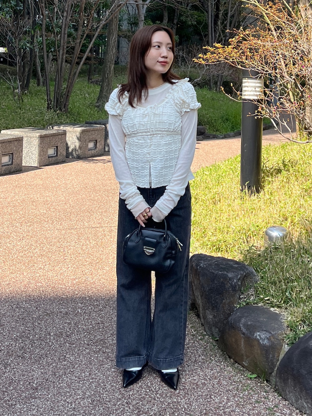 ホワイト系のTシャツ/カットソー、ホワイト系のTシャツ/カットソー、ブラック系のデニムパンツを着用したレディースの春コーディネートの2枚目の写真