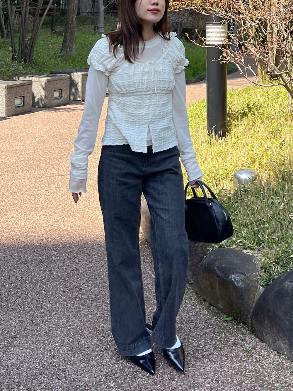 ホワイト系のTシャツ/カットソー、ホワイト系のTシャツ/カットソー、ブラック系のデニムパンツを着用したレディースの春コーディネートの5枚目の写真