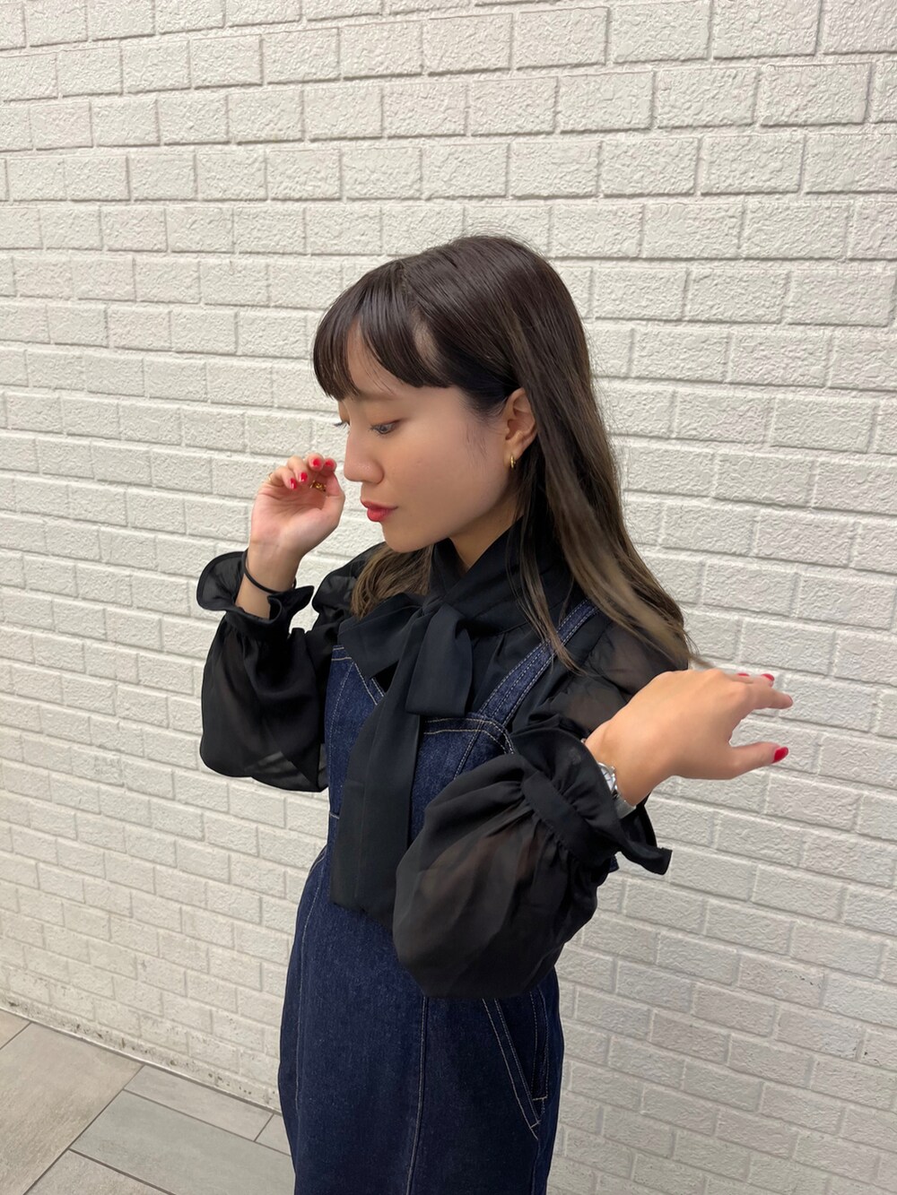 ブルー系のジャンパースカート、ブラック系のシャツ/ブラウスを着用したレディースの秋コーディネートの2枚目の写真