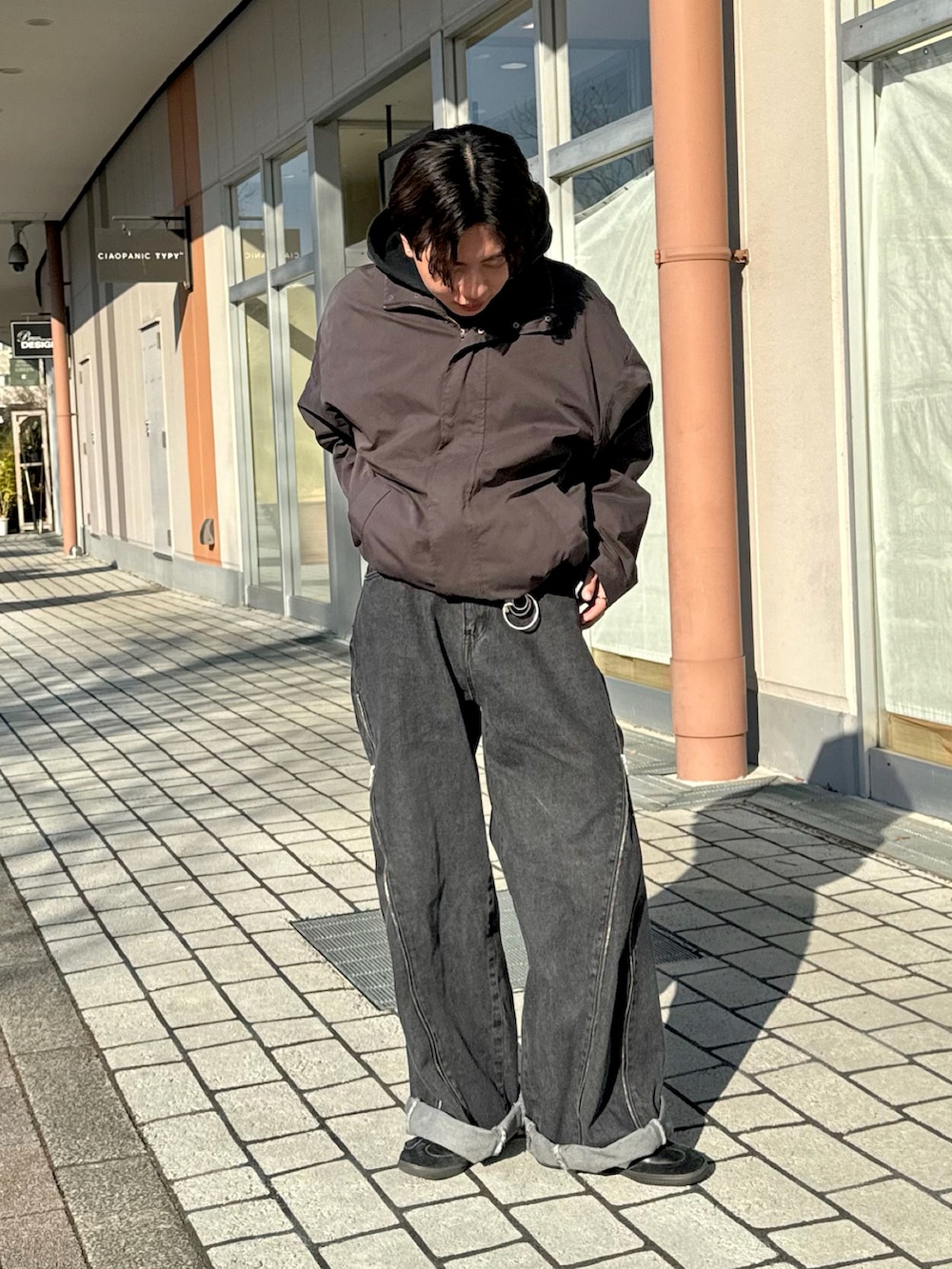 「今日のコーデ、WEXLEY、remer、soerte、低身長コーデ、低身長男子、モノトーン、WYM、ダブルジップパーカー、サンバ」｜「soerteの3WAY SIDE-ZIP BUGGY DENIM PANTS/3WAYサイドジップバギーデニムパンツ（デニムパンツ、ブラック系）」を使った、みっち~さん（メンズ・165cm）の冬コーディネートの3枚目の写真