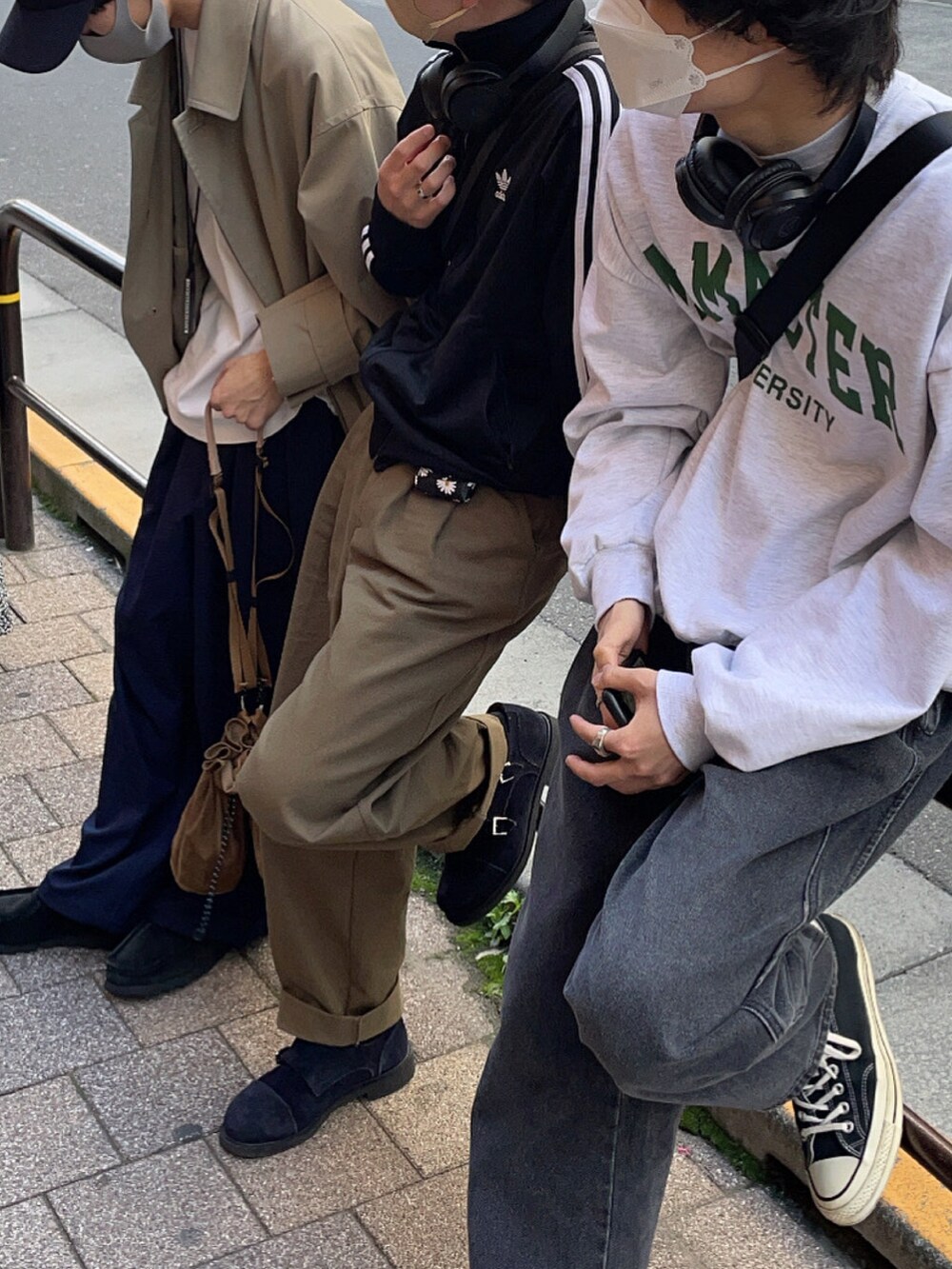 グリーン系のチノパンツ、ブラック系のジャージ、ブルー系のスリッポンを着用したメンズの春コーディネートの3枚目の写真