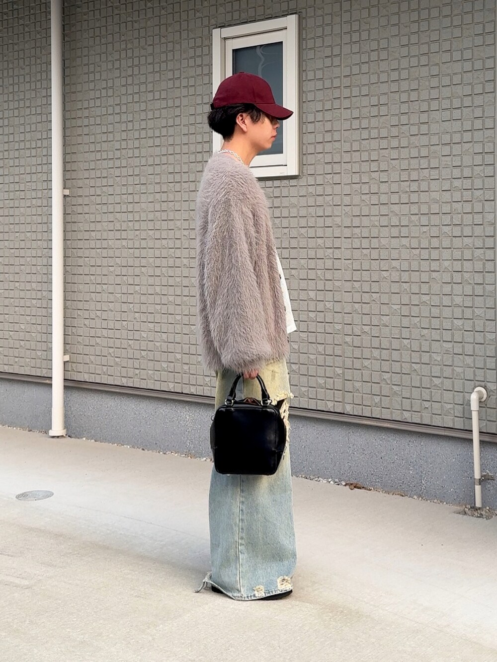 ブルー系のデニムパンツ、ホワイト系のタンクトップ、グレー系のカーディガン/ボレロを着用したメンズの秋コーディネートの2枚目の写真