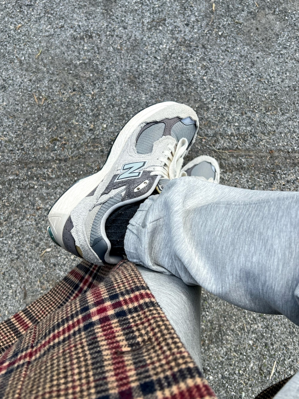 「ファッションを楽しもう、WEARyouthコーデ、チェックコート、スウエットパンツ、ニューバランス、ニューバランス2002、キャップ、低身長コーデ、低身長男子、メッセンジャーバッグ、メンズファッジ、ファッジ」｜「WHO'S WHO galleryのオーバーステンカラーコート MENS（ステンカラーコート、ベージュ系）」を使った、みっち~さん（メンズ・165cm）の秋コーディネートの3枚目の写真