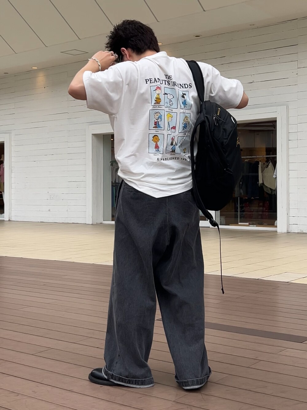 ホワイト系のシャツ/ブラウス、ブラック系のバックパック/リュック、グレー系のデニムパンツを着用したメンズの夏コーディネートの2枚目の写真