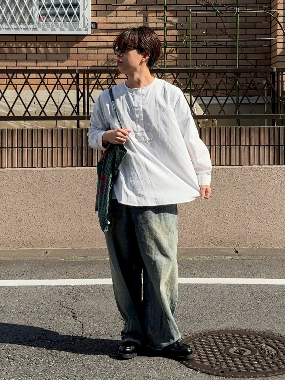 「今日のコーデ、春色、メガネ男子、白シャツ×デニム、白シャツ、淡色デニム、低身長コーデ、低身長男子、デニムコーデ」｜「London Shoe MakeのWEB限定 ＋4.5㎝ レザー タンクソール タッセルローファー / London Shoe Make Oxford and Derby 9012（ローファー、ブラック系）」を使った、みっち~さん（メンズ・165cm）の冬コーディネートの2枚目の写真