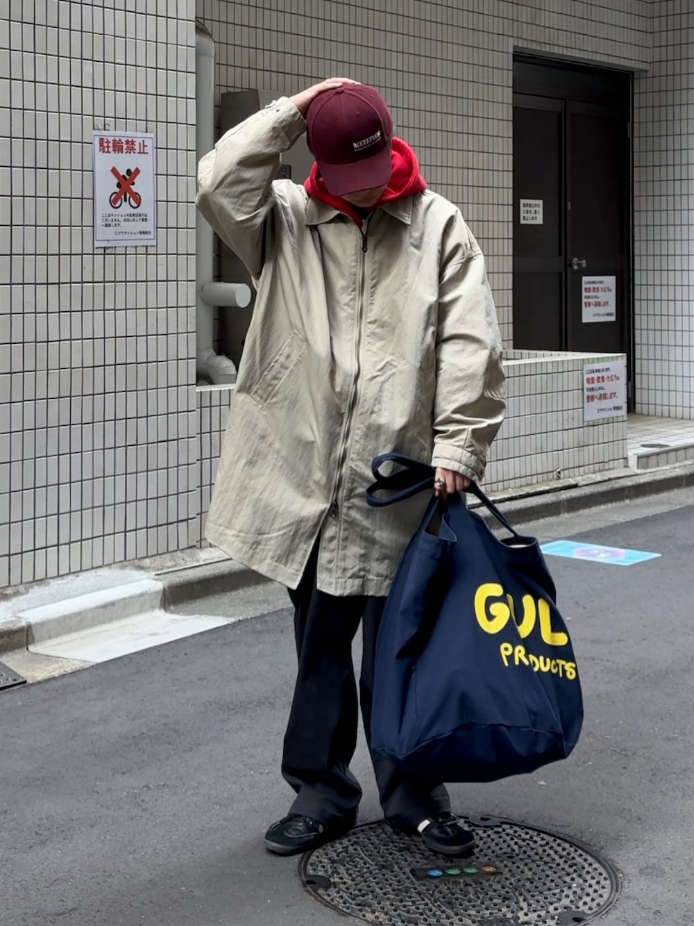 「古着MIX、春コーデ、初春コーデ、メンズファッション、オトナカジュアル、おしゃれさんと繋がりたい、ファッションを楽しもう、ジャケット/アウター、低身長コーデ、低身長男子、赤パーカー、soerte、commongullproducts.、シティーボーイ」｜「jiggys shopのストレッチ ワイドシルエット イージーチノパンツ（チノパンツ、グリーン系）」を使った、みっち~さん（メンズ・165cm）の春コーディネートの3枚目の写真