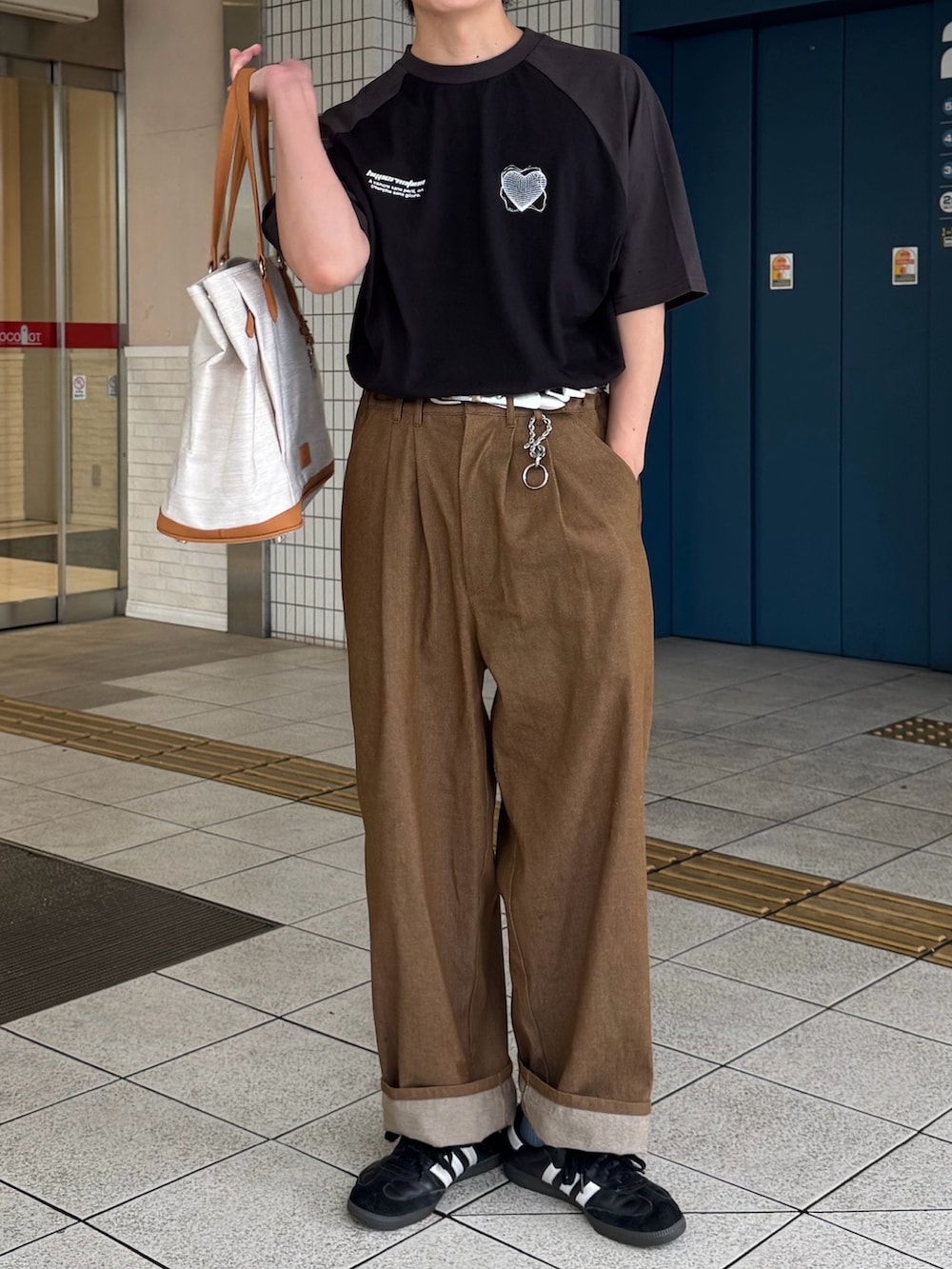 「夏コーデ、メンズファッション、お出かけコーデ、Tシャツコーデ、グラフィックＴ、ロールアップ、ロールアップデニム、低身長コーデ、低身長男子、ウエスタンベルト、サンバ」｜「Aphlotusの11oz ダブルタック イージー ユーティリティトラウザー リジット テーパード デニムパンツ（デニムパンツ、ブラウン系）」を使った、みっち~さん（メンズ・165cm）の夏コーディネートの2枚目の写真