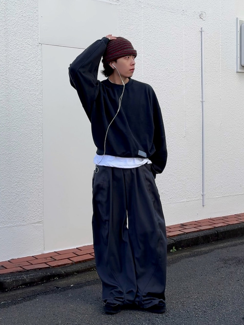 グレー系のデニムパンツ、ブルー系のスウェット、ブラック系のスニーカーを着用したメンズの冬コーディネートの4枚目の写真