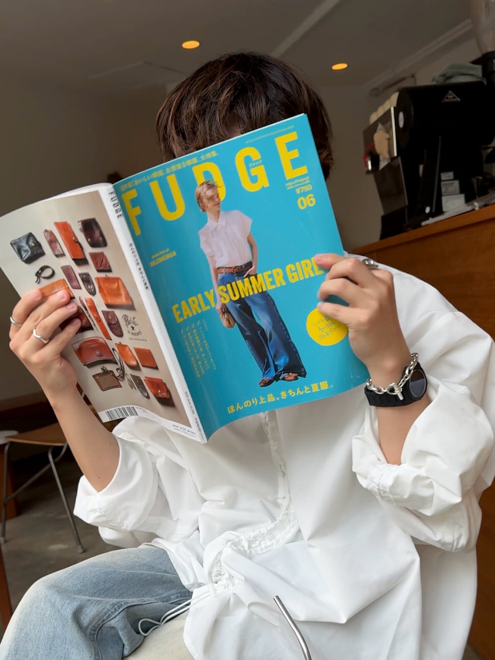 「ワイドパンツ、韓国ファッション、ワイドデニム、白シャツ、白シャツ×デニム、スニーカー、soerte、低身長コーデ、低身長男子、キレイめカジュアル、シンプルスタイル、オトナカジュアル、春服、メンズコーデ」｜「soerteの2WAY LOOSE VOLUME SLEEVE SHIRT/２WAYルーズボリュームスリーブシャツ（シャツ/ブラウス、ホワイト系）」を使った、みっち~さん（メンズ・165cm）の春コーディネートの3枚目の写真