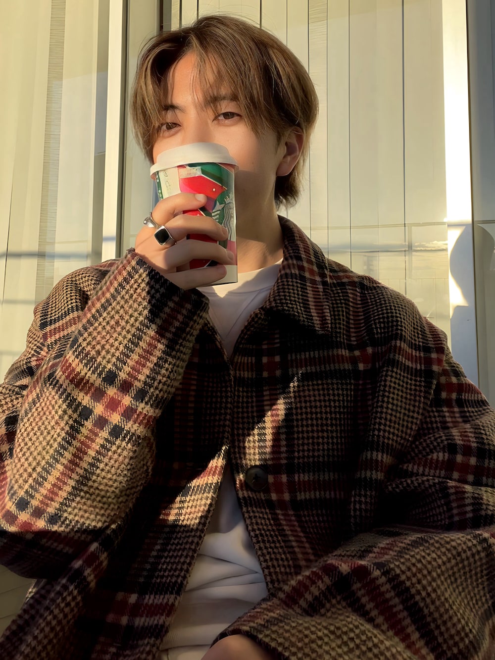 「新星WEARISTAにエントリー、WEARyouthコーデ、チェックコート、スウェットコーデ、白パンツ、adidas、adidas originals、低身長コーデ、低身長男子、スニーカーコーデ、ホワイトコーデ、ホワイトパンツ」｜「adidasのアイテム（スニーカー、ホワイト系）」を使った、みっち~さん（メンズ・165cm）の冬コーディネートの4枚目の写真