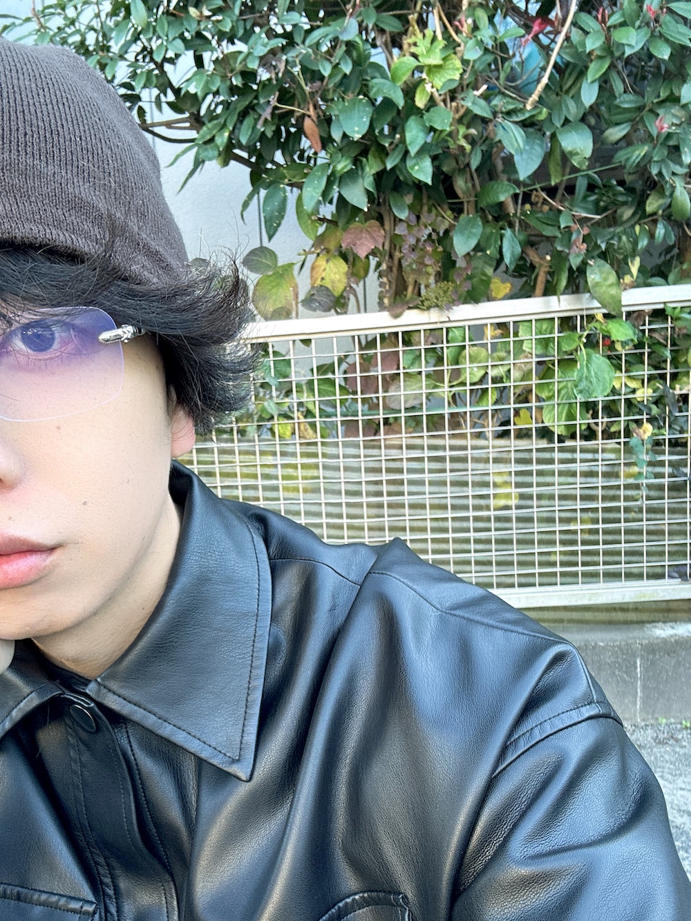 ブラック系のライダースジャケット、ブラック系のデニムパンツ、ブラック系のスニーカーを着用したメンズの秋コーディネートの3枚目の写真
