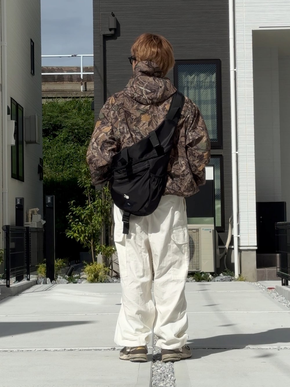 ホワイト系のカーゴパンツ、グレー系のスニーカー、ブラウン系のジャケット/アウターを着用したメンズの秋コーディネートの4枚目の写真