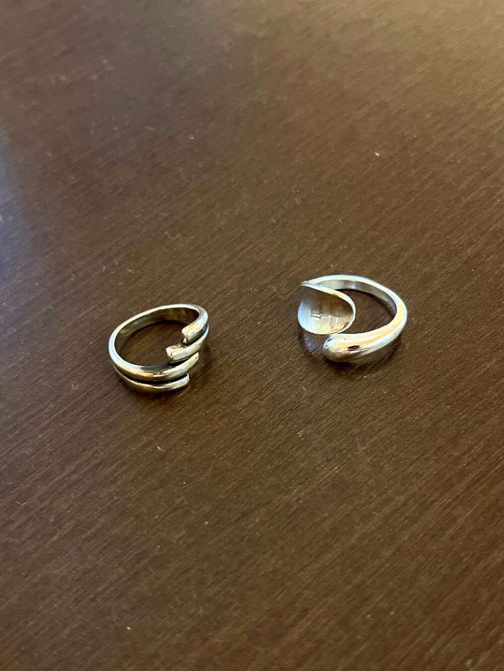 ホワイト系のポロシャツ、ブルー系のスラックス、ブラック系のローファーを着用したメンズの夏コーディネートの2枚目の写真