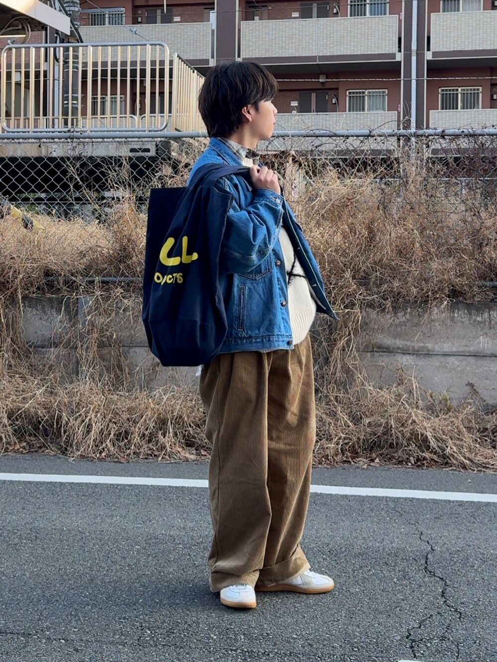 「レイヤードスタイル、今日のコーデ、いいね、save、フォローお願いします🤑、お出かけコーデ、カジュアル、デニムジャケット、デニムコーデ、春コーデ、春アウター、春服、低身長コーデ、低身長男子」｜「commongullproductsのアイテム（トートバッグ、ブルー系）」を使った、みっち~さん（メンズ・165cm）の冬コーディネートの3枚目の写真