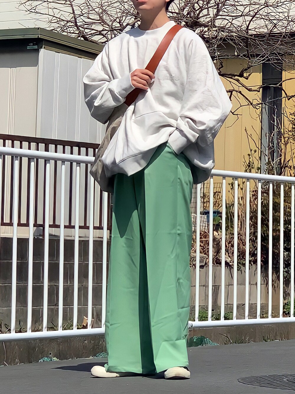 「春服みてみて、EMMA  CLOTHES、エマクローズ、カラーパンツ、低身長男子、ワイドパンツ、スウェット、CT70s、春服、春コーデ、春、春カラー、ショルダーバッグ」｜「EMMA CLOTHESのアイテム（スラックス、グリーン系）」を使った、みっち~さん（メンズ・165cm）の春コーディネートの2枚目の写真