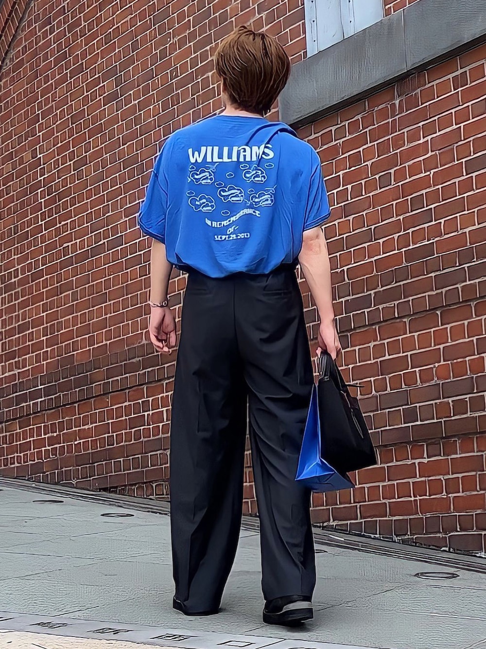 「お出かけコーデ、WEARyouthコーデ、低身長コーデ、低身長男子、スラックス、Tシャツ、厚底シューズ、キーリング、タックイン、サングラス、サングラススタイル、lesca、センター分け、ブルーコーデ」｜「NILWAYのリッチツイルセンタープレスセミワイドストレートパンツ（スラックス、ブラック系）」を使った、みっち~さん（メンズ・165cm）の夏コーディネートの2枚目の写真