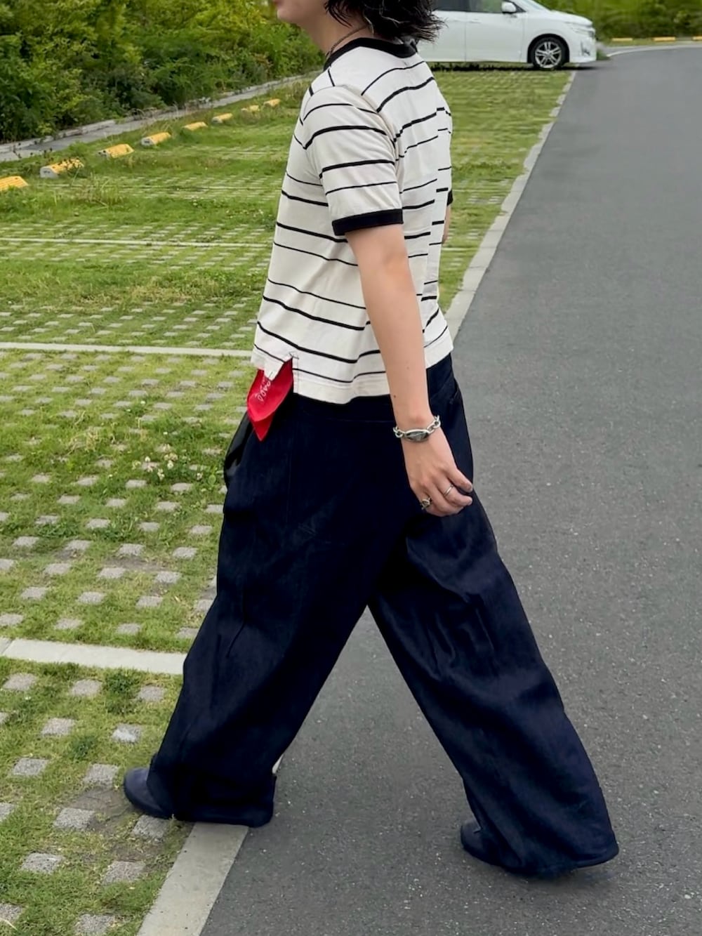 ブルー系のチノパンツ、ホワイト系のTシャツ/カットソー、ブルー系のスニーカーを着用したメンズの夏コーディネートの2枚目の写真