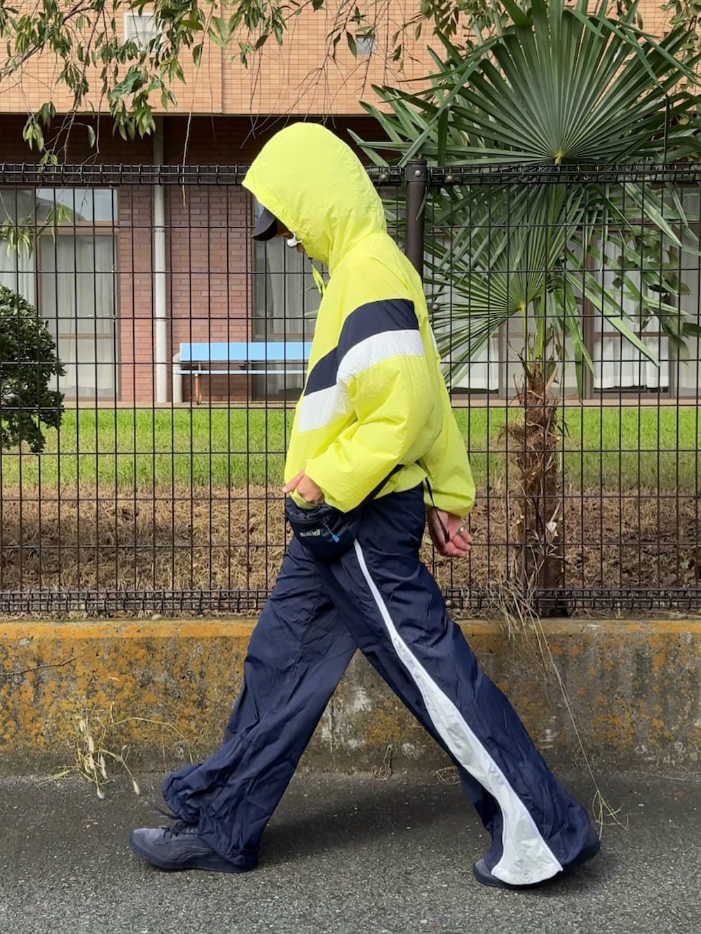 ブルー系のスニーカー、ブルー系のその他パンツ、イエロー系のトップスを着用したメンズの秋コーディネートの2枚目の写真