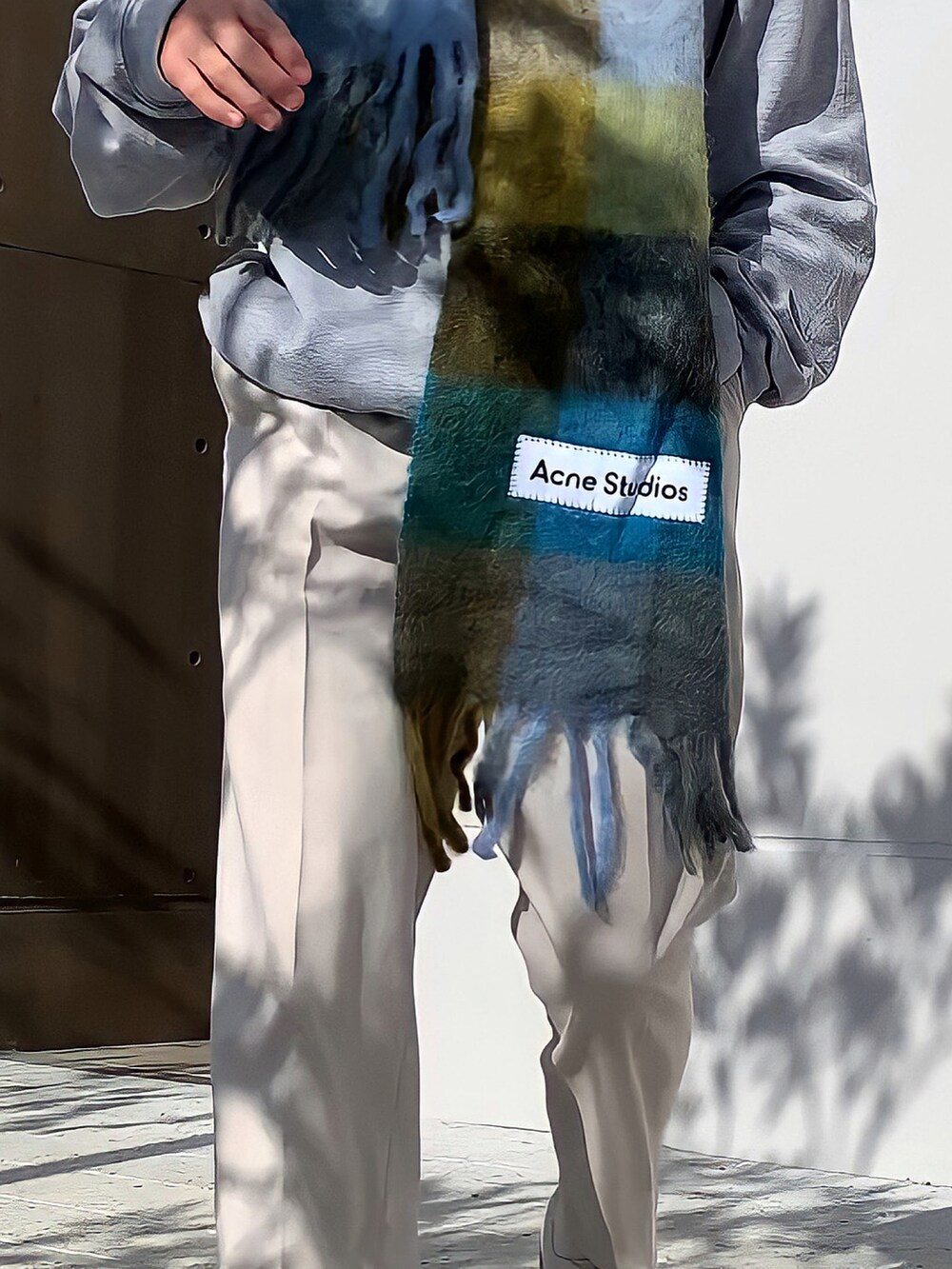 グレー系のスウェット、ホワイト系のその他パンツ、ホワイト系のドレスシューズを着用したメンズの秋コーディネートの2枚目の写真