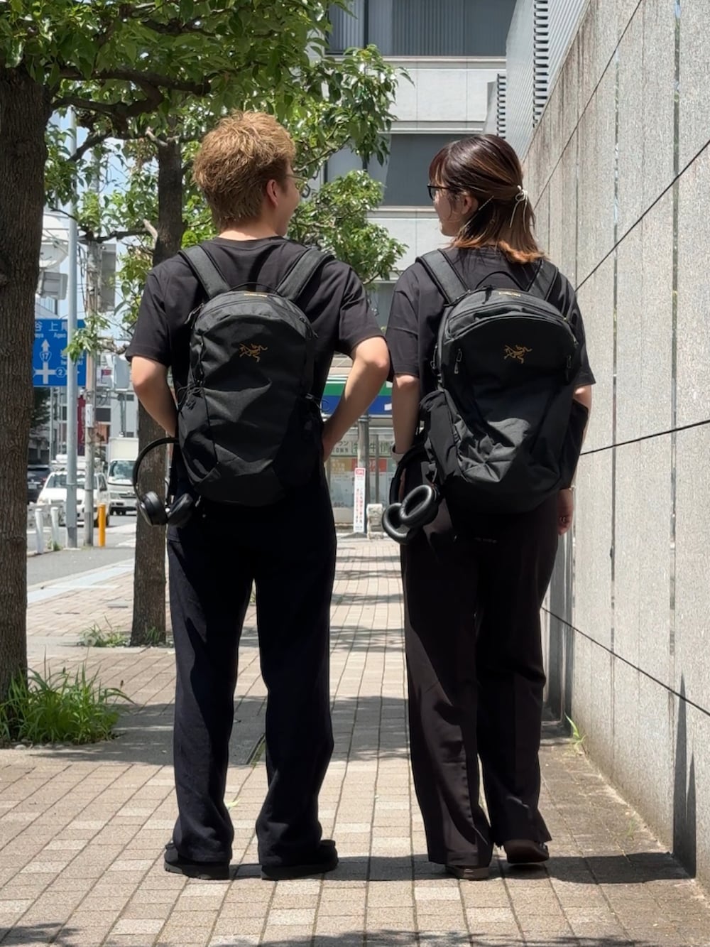 「プチプラ、きれいめカジュアル、夏だ！Tシャツ着よう！、さらっと晴れやかスナップ、ファッションを楽しもう、おでかけコーデ、低身長男子、低身長コーデ、シミラールック、オールブラック、カップルコーデ、お揃いコーデ、outfit、おしゃ見えテクニック」｜「無印良品の婦人　天竺編みクルーネック半袖Ｔシャツ（Tシャツ/カットソー、ブラック系）」を使った、みっち~さん（メンズ・165cm）の夏コーディネートの2枚目の写真